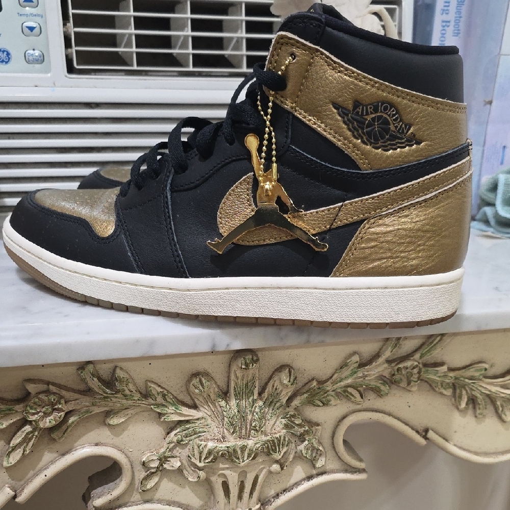 Retro 1 High Jordan Black and Gold  9.5 Used